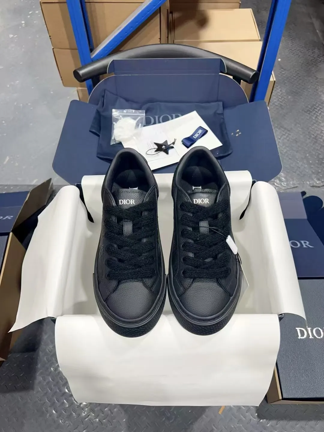 👟👟Ex-factory price 560👟👟 𝐃𝐢𝐨𝐫 𝐱 𝐒𝐭𝐨𝐧𝐞 𝐈𝐬𝐥𝐚𝐧𝐝 𝐁𝟯𝟯 Dior co-branded Stone Island new casual sports shoes Skateboard shoes 111111111 This B33 sneaker comes from the DIOR AND STONE ISLAND limited series. It is a new interpretation of the classic tennis shoe. The fashionable silhouette highlights the heavy texture. The black-dyed cotton has a delicate wash and soft texture, and is finished with the classic Oblique print on the sides, paying homage to the exceptional craftsmanship of the exclusive collaboration. The tongue is embossed with the Dior signature, while cannage panels on the front, DIOR AND STONE ISLAND signature on the back and insole. The rubber outsole features the Dior Oblique pattern, while a contrasting Dior 30 Avenue Montaigne signature on the rear adds style. It can add a modern touch to various casual looks, and can also be matched with other DIOR AND STONE ISLAND items. Exquisite packaging at the delivery counter🛍📦 Customized cowhide material, sheepskin lining, original molded outsole Size: 35-45